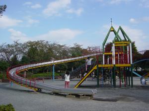 児童遊園地の大型遊具