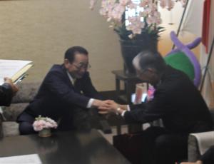 上尾市長と小川さんの握手
