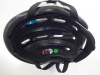 安全基準を満たしているマークがヘルメットに貼付されていることが確認できる①
