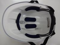 安全基準を満たしているマークがヘルメットに貼付されていることが確認できる②