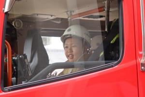 消防車に乗り込む子ども