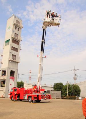 はしご車に乗る子どもたち