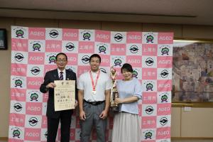 市長(左)　高橋迅選手(中央)　高橋泉さん(右)