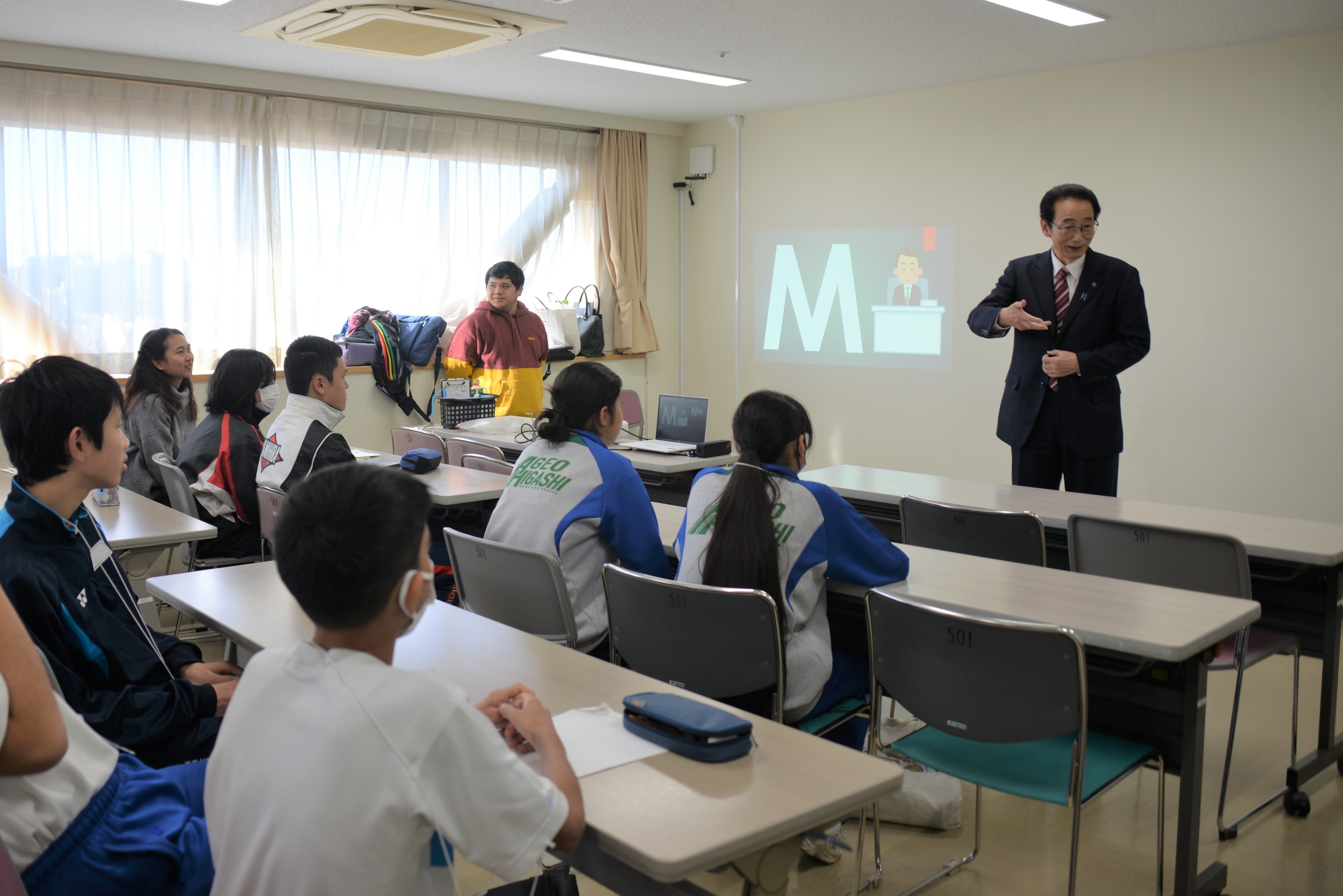 市長の話を聞く中学生たち