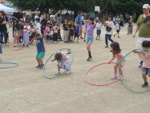 幼児の輪くぐり