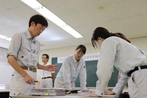 施設復旧班の検討の様子
