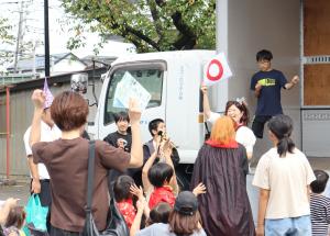 マルバツクイズで盛り上がる会場の様子