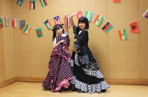 民族衣装体験の様子1