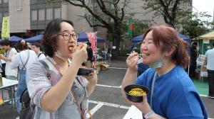 カレーを味わう来場者