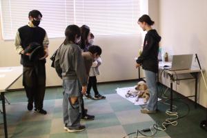 休憩中に質問する参加者