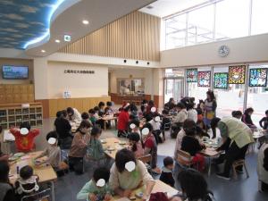 季節の製作をするこどもたち