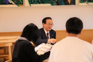 串ぎょうざの説明をする市長