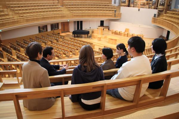 チャペル2階での参加者と市長1