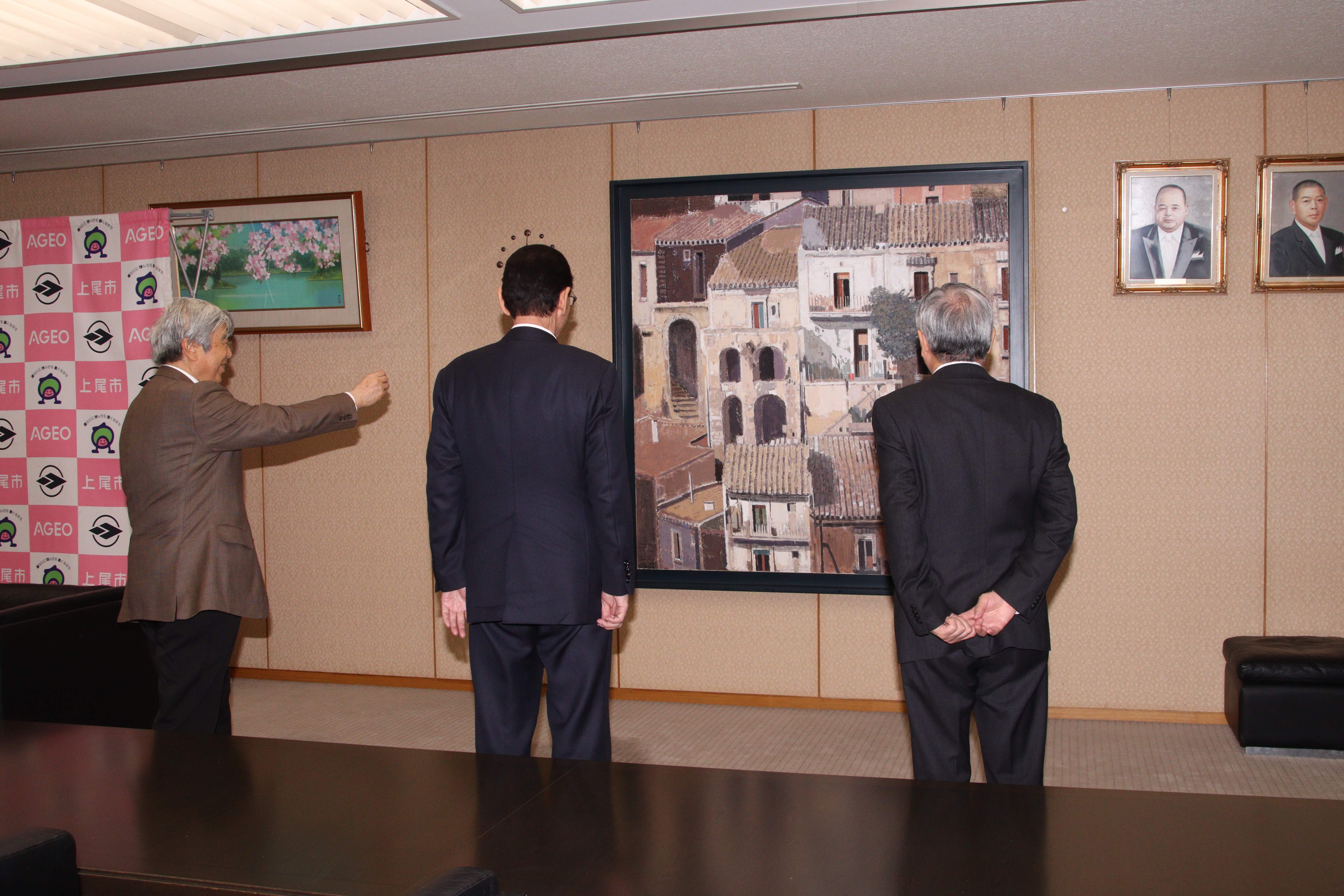 前原喜好さん、畠山市長、西倉教育長が作品を鑑賞しているところ