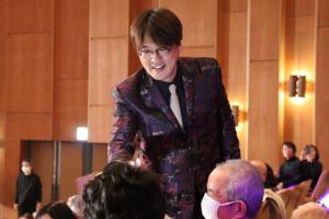 観客と握手を交わす酒井さん