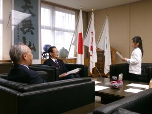 市長に挨拶をする里見果耶選手