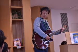 ギターを弾く館長
