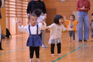 曲に合わせて踊る子どもたち