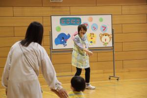 イベントの進行を務める職員