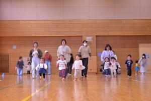 スタートの合図でかけだす子ども