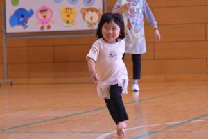 力いっぱい走る子ども