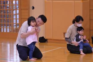 踊りを楽しむ親子