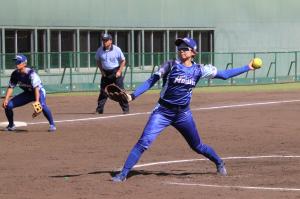 球を投げる瞬間