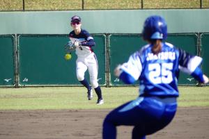 外野から投げる瞬間