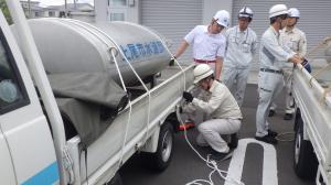 ロープをトラックの荷台に固定する