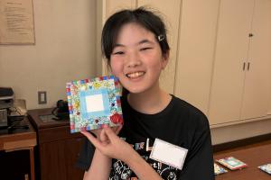 作品を手に持つこども