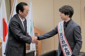 市長と佐藤選手の握手