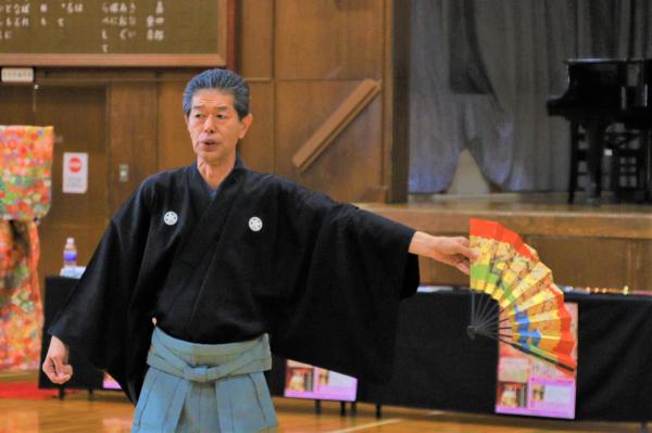 演技する梅若さん②