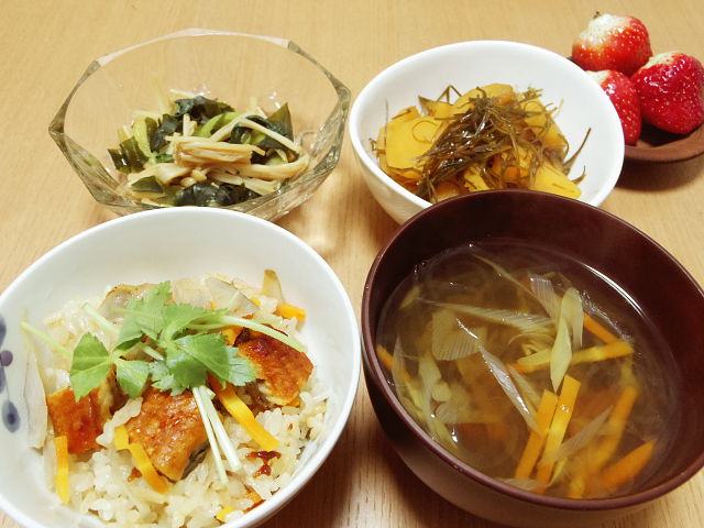 うなぎの混ぜご飯・小松菜とわかめの煮びたし・さつまいもと糸こぶの煮物・春雨スープ・果物