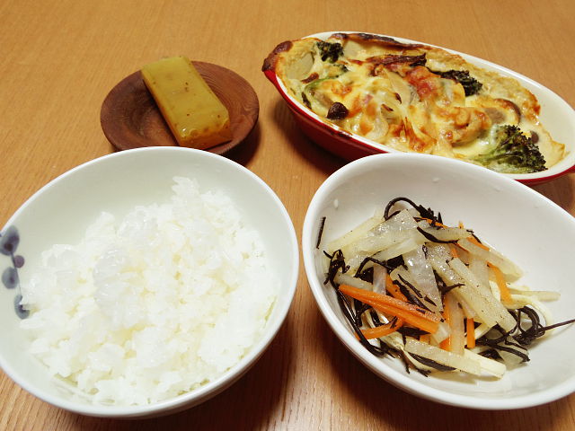 白飯・きのこと豆腐のグラタン・ひじきサラダ・芋ようかん