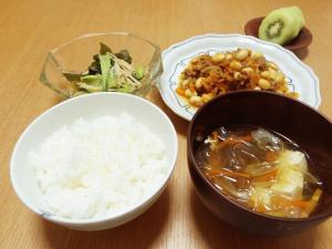 白飯・チリコンカン・春雨スープ・小松菜とわかめの煮びたし・果物