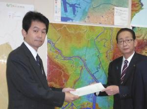 左：水管理・国土保全局長　右：畠山稔上尾市長
