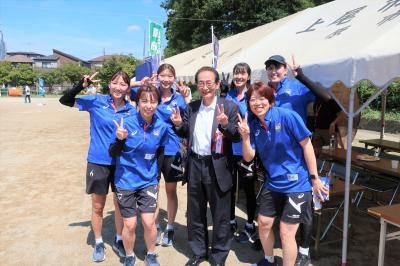 畠山市長と上尾メディックスの選手たち